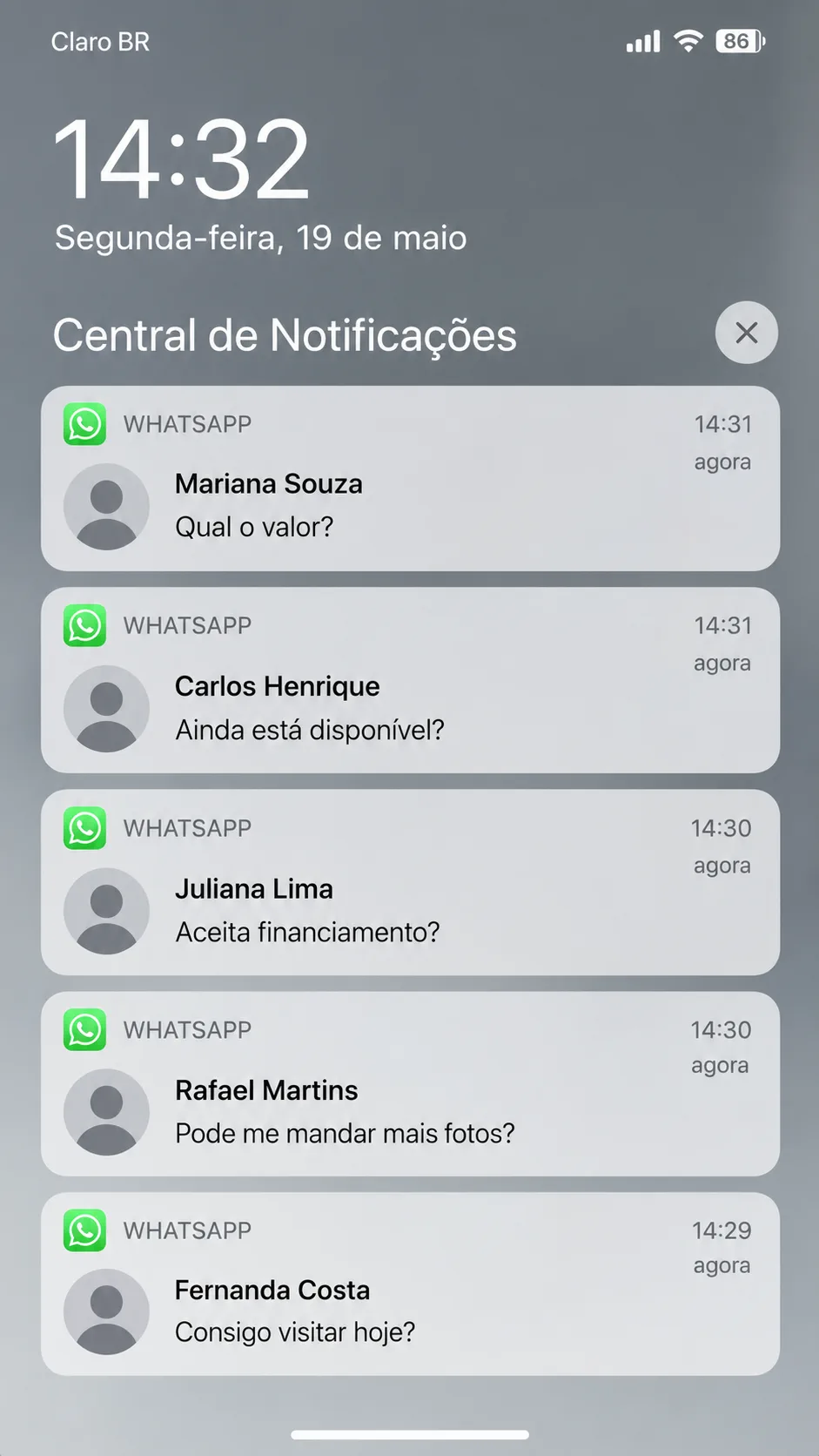 Tela de celular com mensagens de clientes no WhatsApp